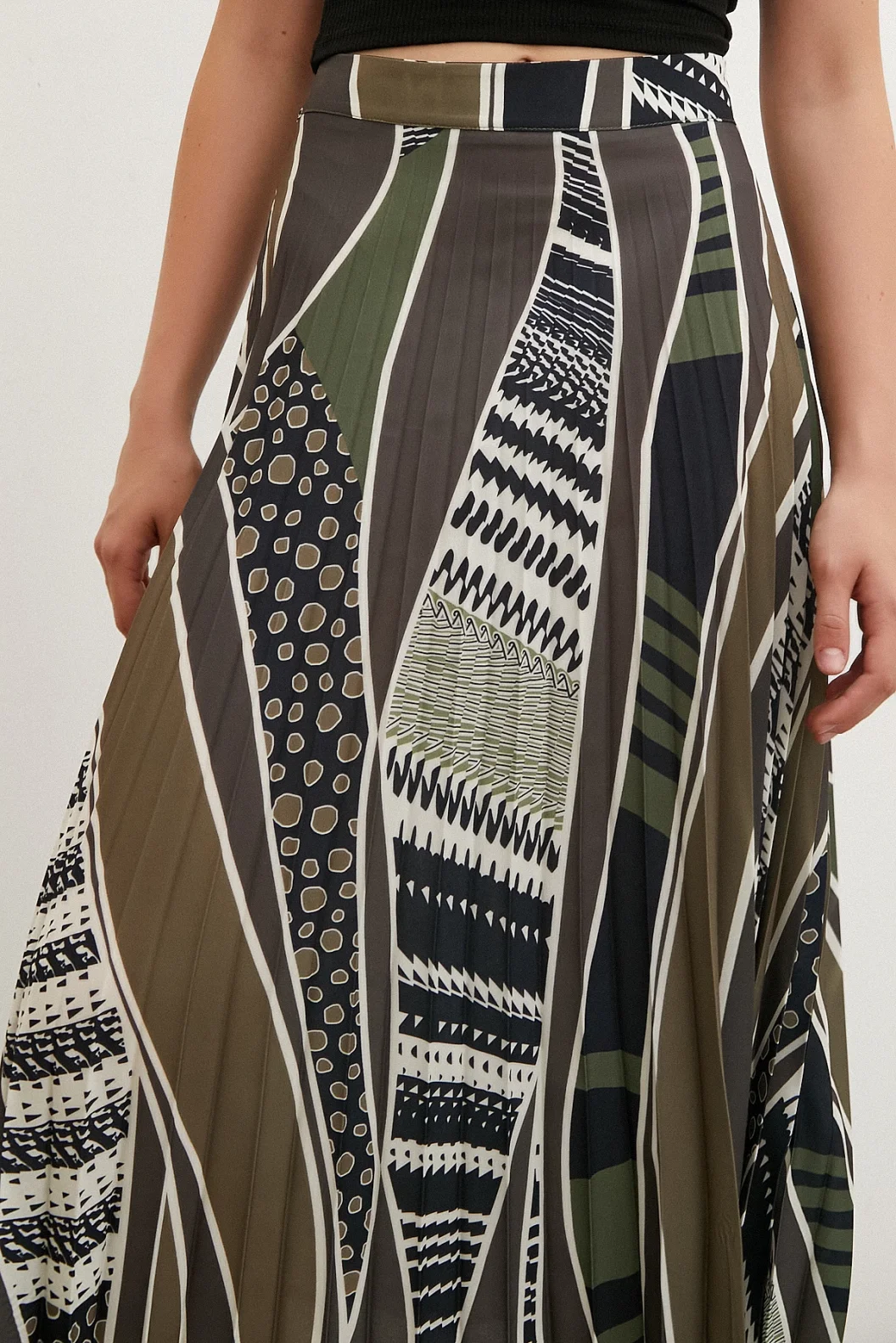 تنورة مُخططة بتنورة حَمارية