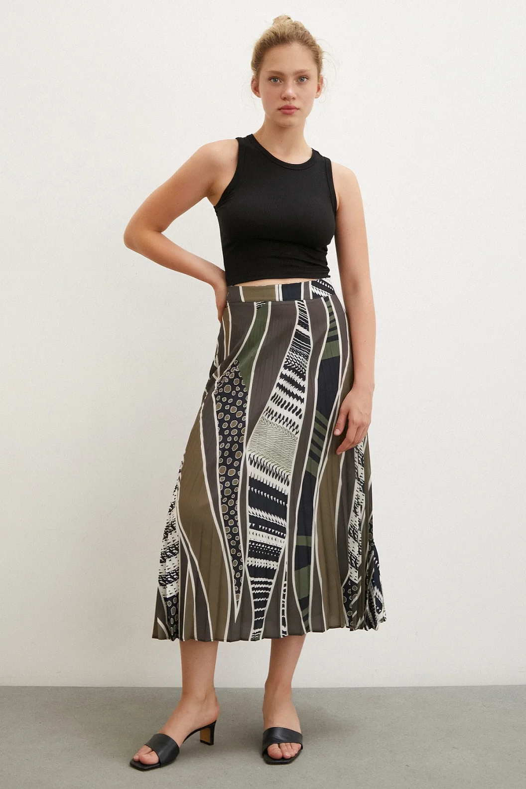 تنورة مُخططة بتنورة حَمارية