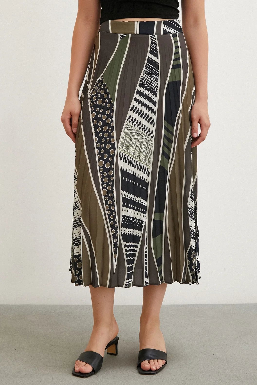 تنورة مُخططة بتنورة حَمارية