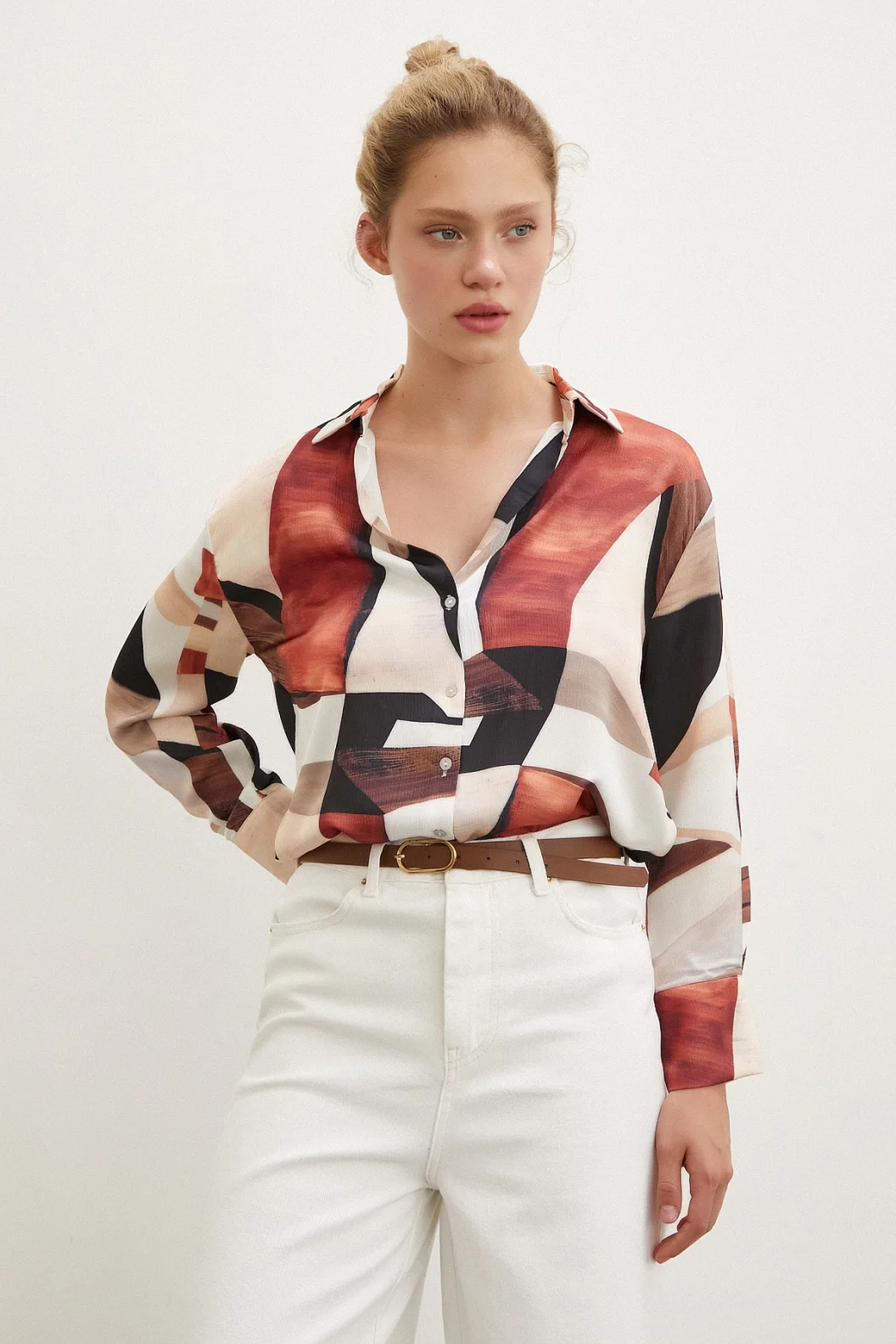 Bedrucktes V-Ausschnitt Hemd Braun