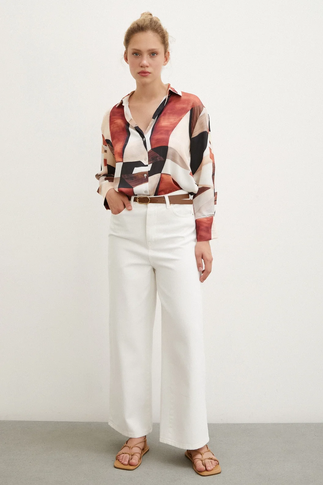 Bedrucktes V-Ausschnitt Hemd Braun