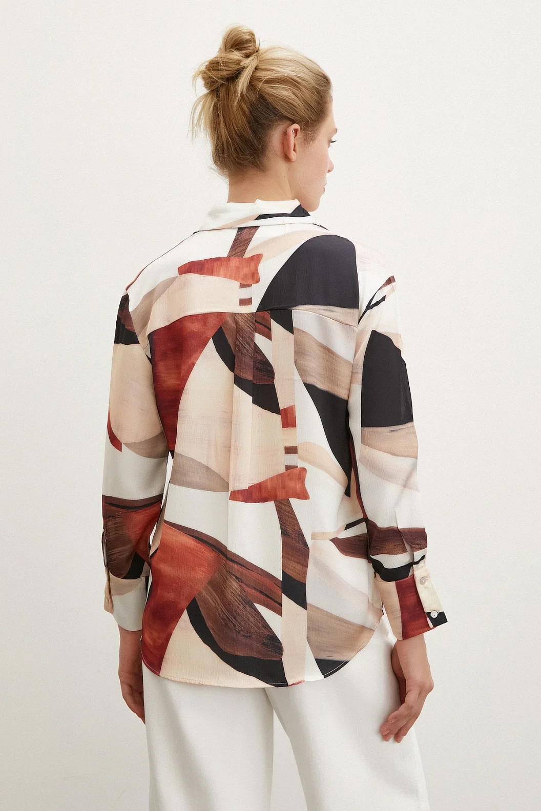 Bedrucktes V-Ausschnitt Hemd Braun