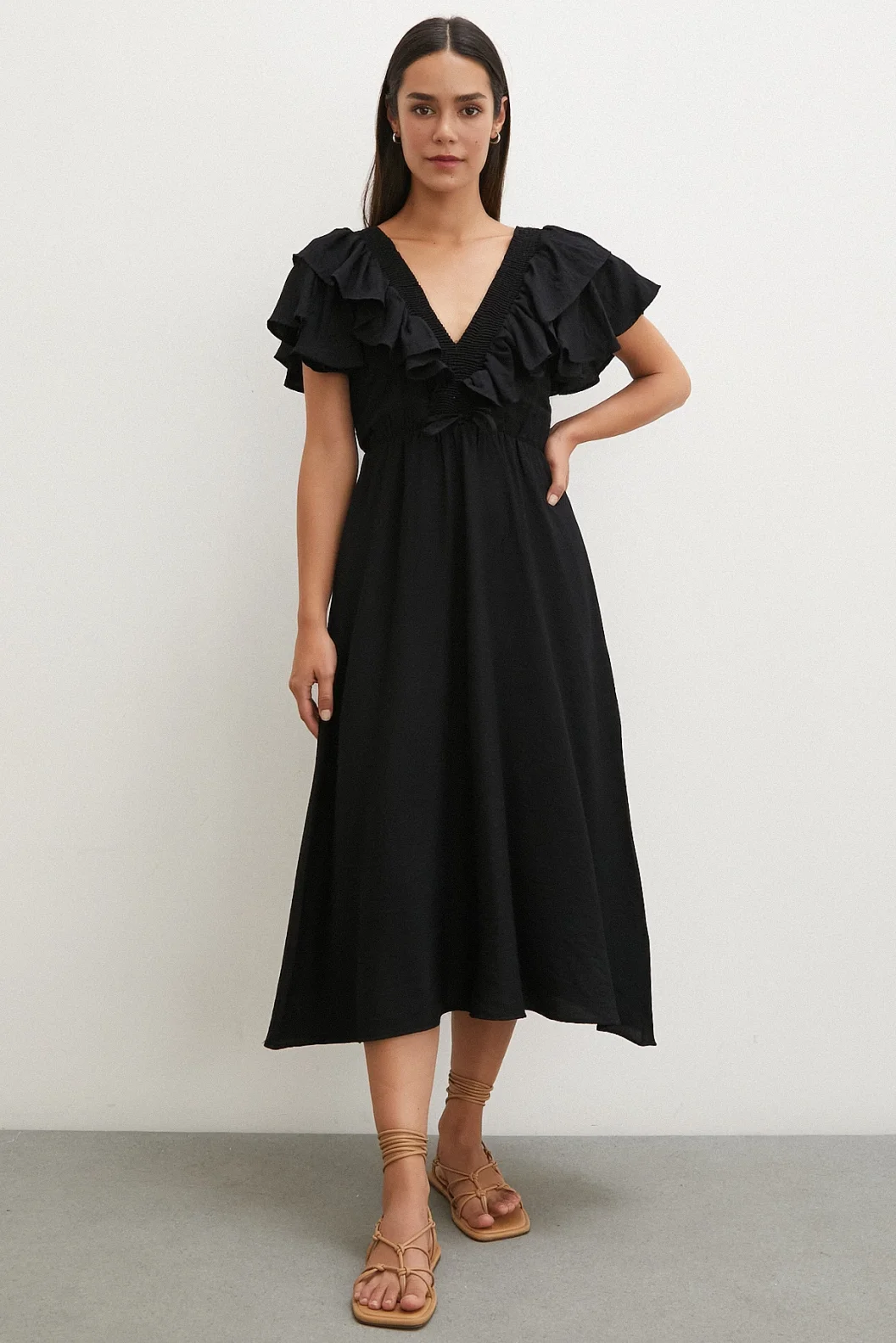 فستان كتان أسود بياقة V مطرز بتفاصيل الفراشة