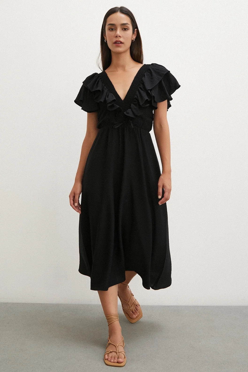 فستان كتان أسود بياقة V مطرز بتفاصيل الفراشة