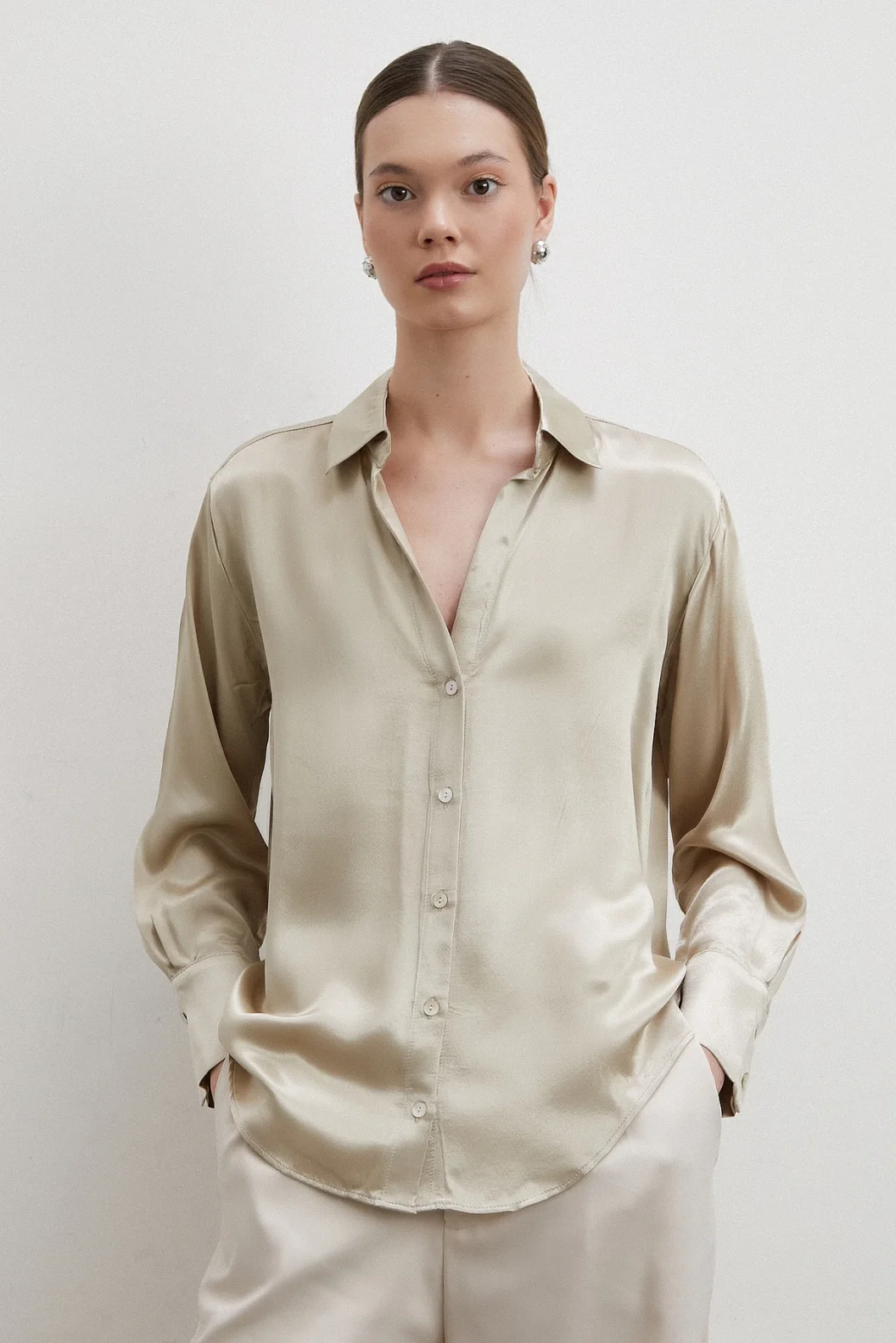 Glänzendes Basic Satinhemd Beige