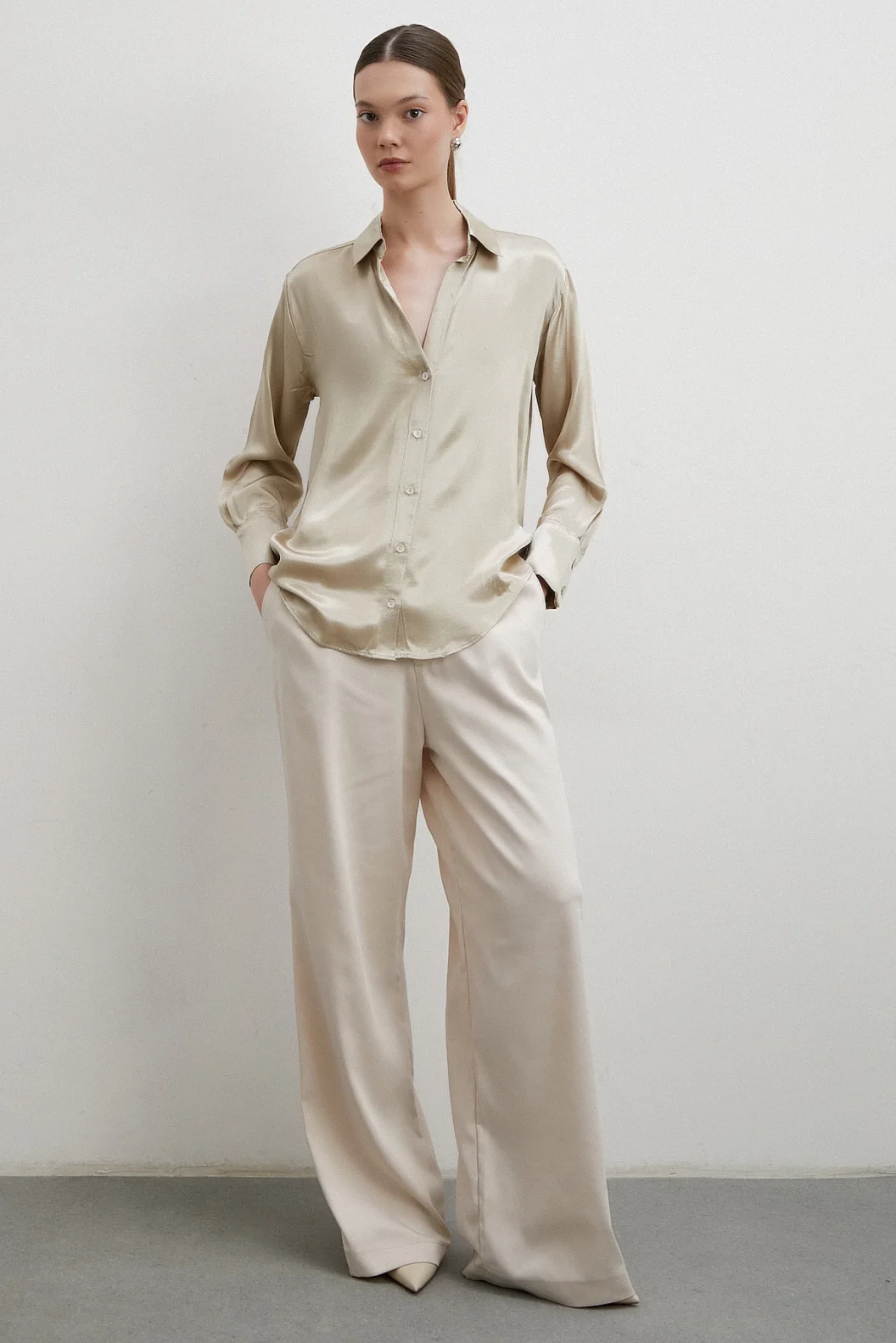 Glänzendes Basic Satinhemd Beige