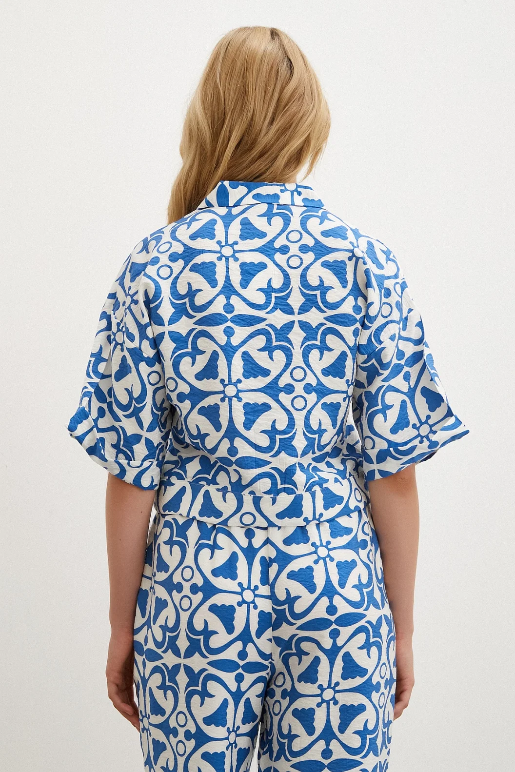 قميص كروب أزرق بأكمام قصيرة