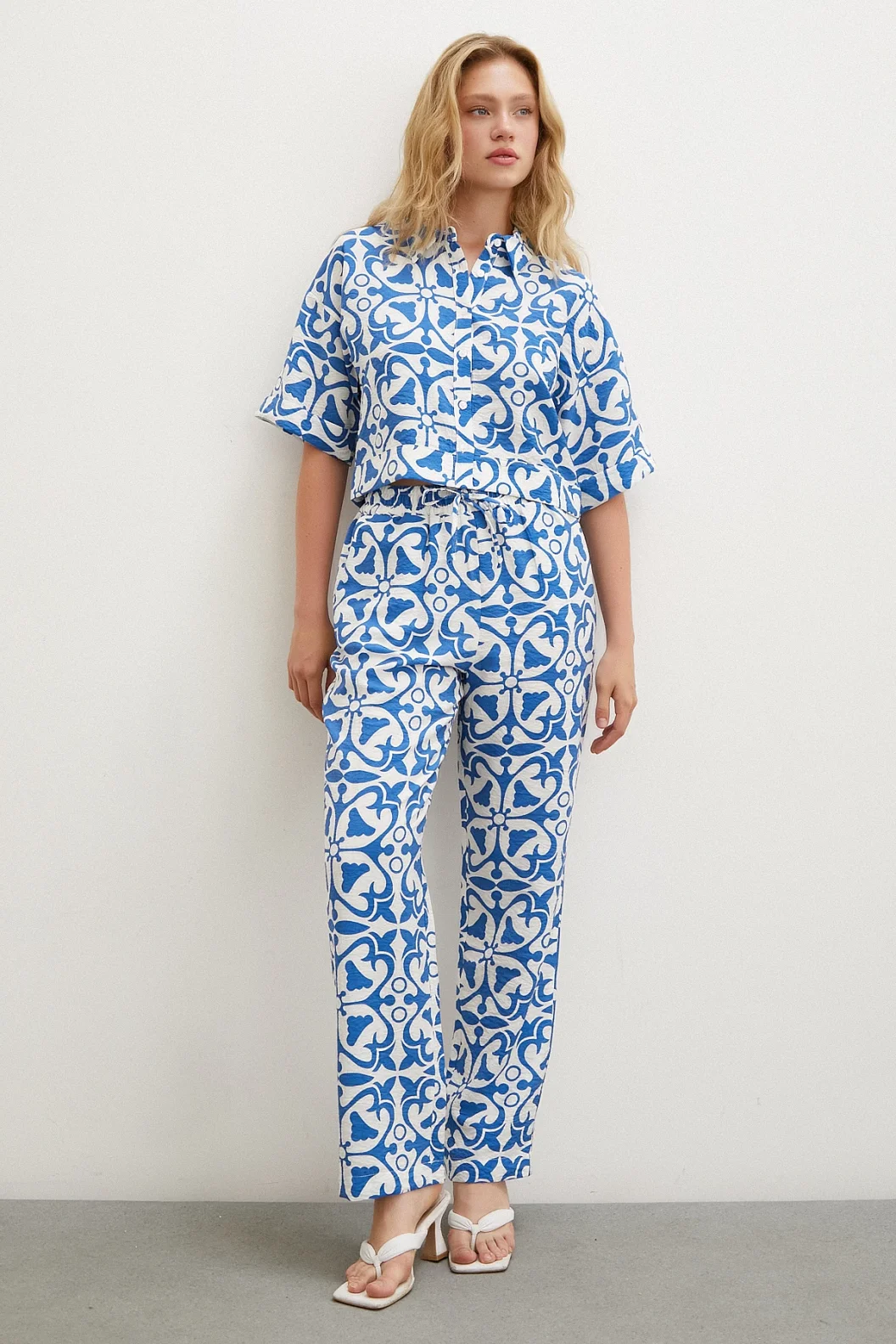 قميص كروب أزرق بأكمام قصيرة