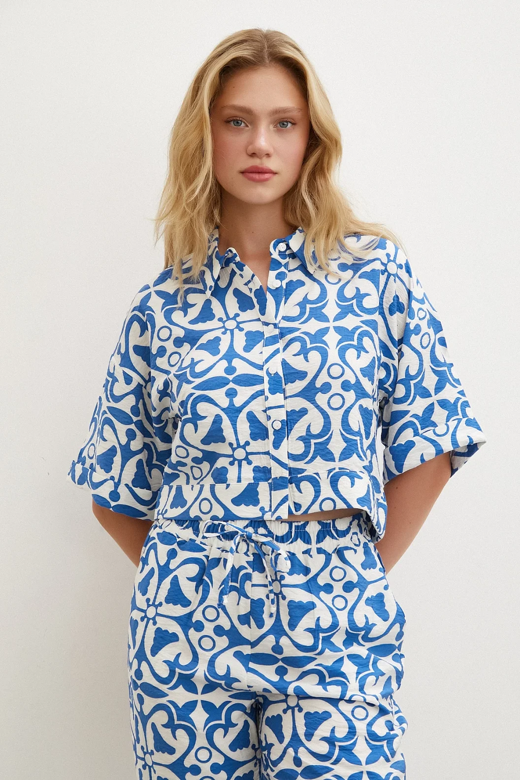 قميص كروب أزرق بأكمام قصيرة