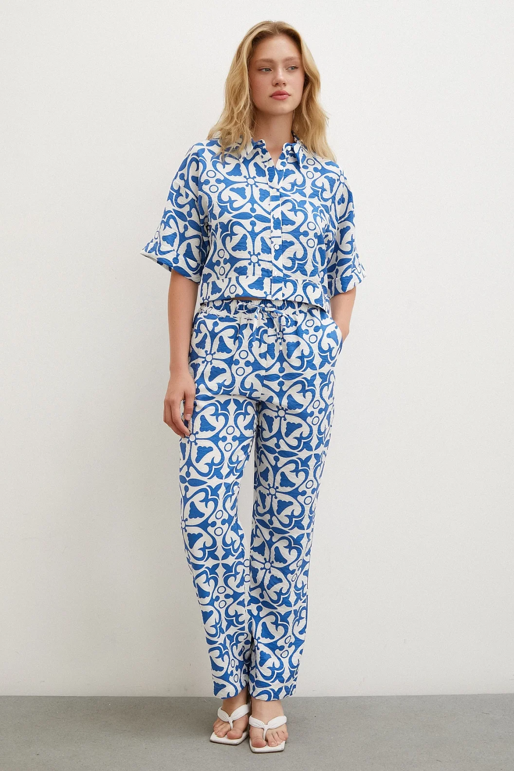 قميص كروب أزرق بأكمام قصيرة