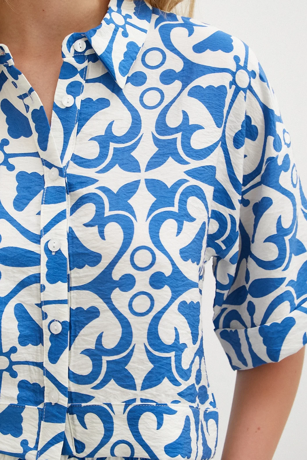 قميص كروب أزرق بأكمام قصيرة