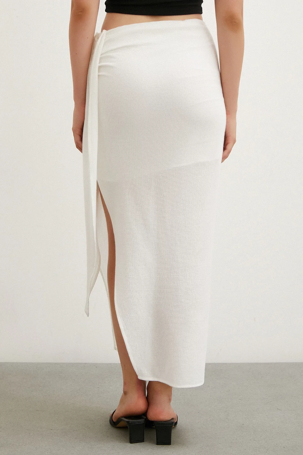 تنورة بقصة مربوطة بالأمام لونها العاجي