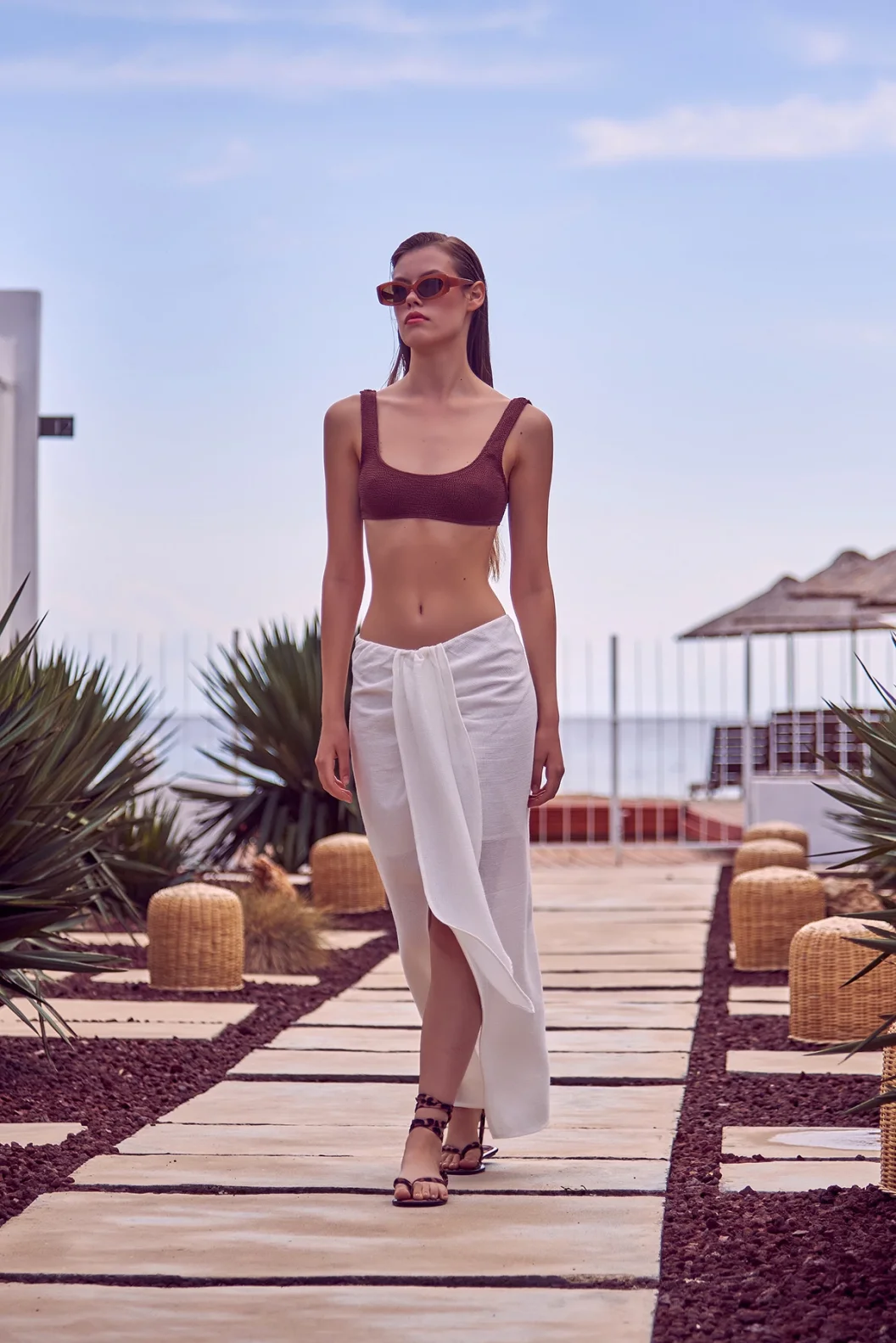 تنورة بقصة مربوطة بالأمام لونها العاجي