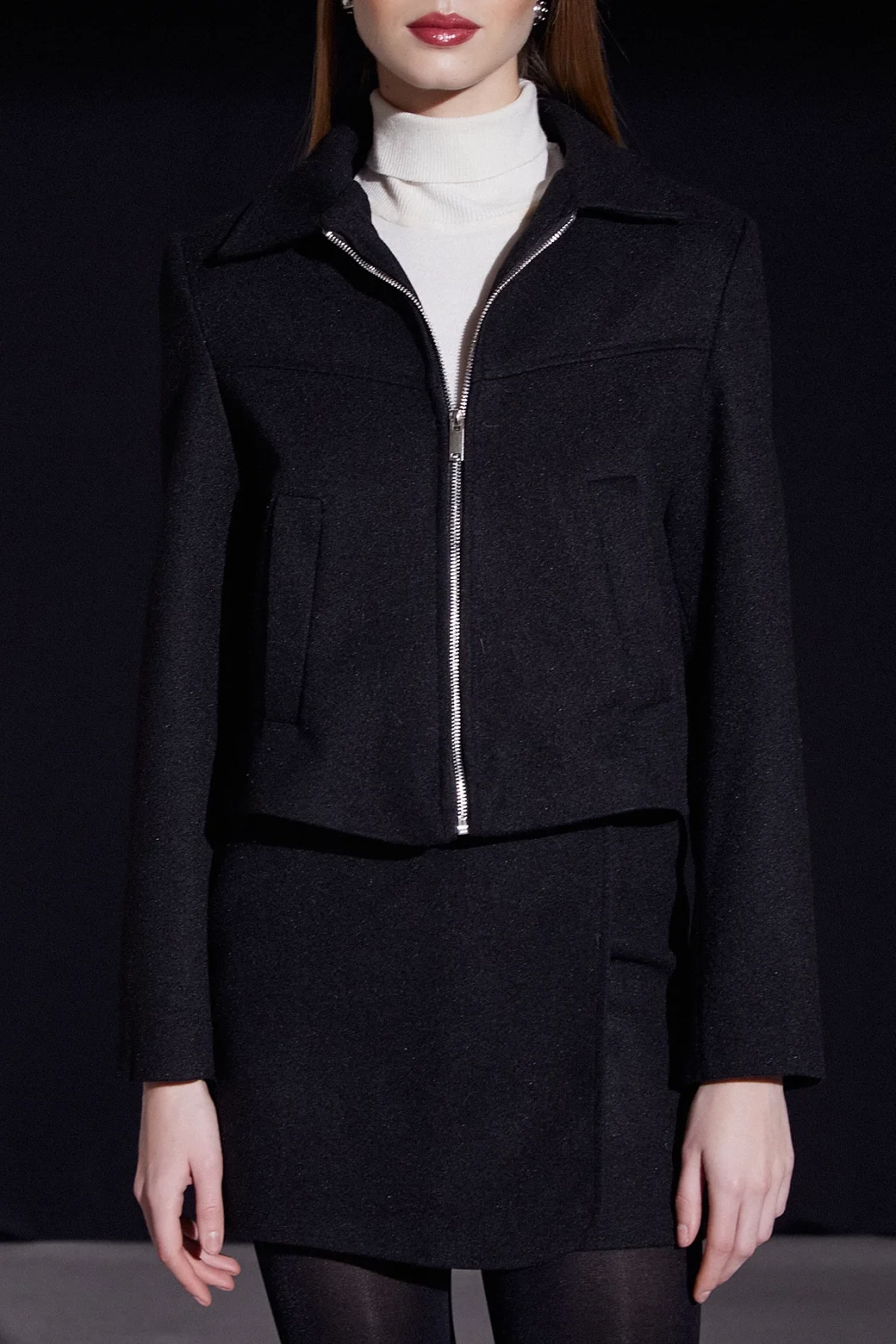 التنورة السترة ذات التصميم الأمامي العالي باللون الأسود