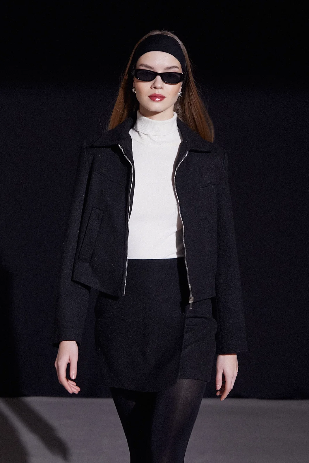 التنورة السترة ذات التصميم الأمامي العالي باللون الأسود