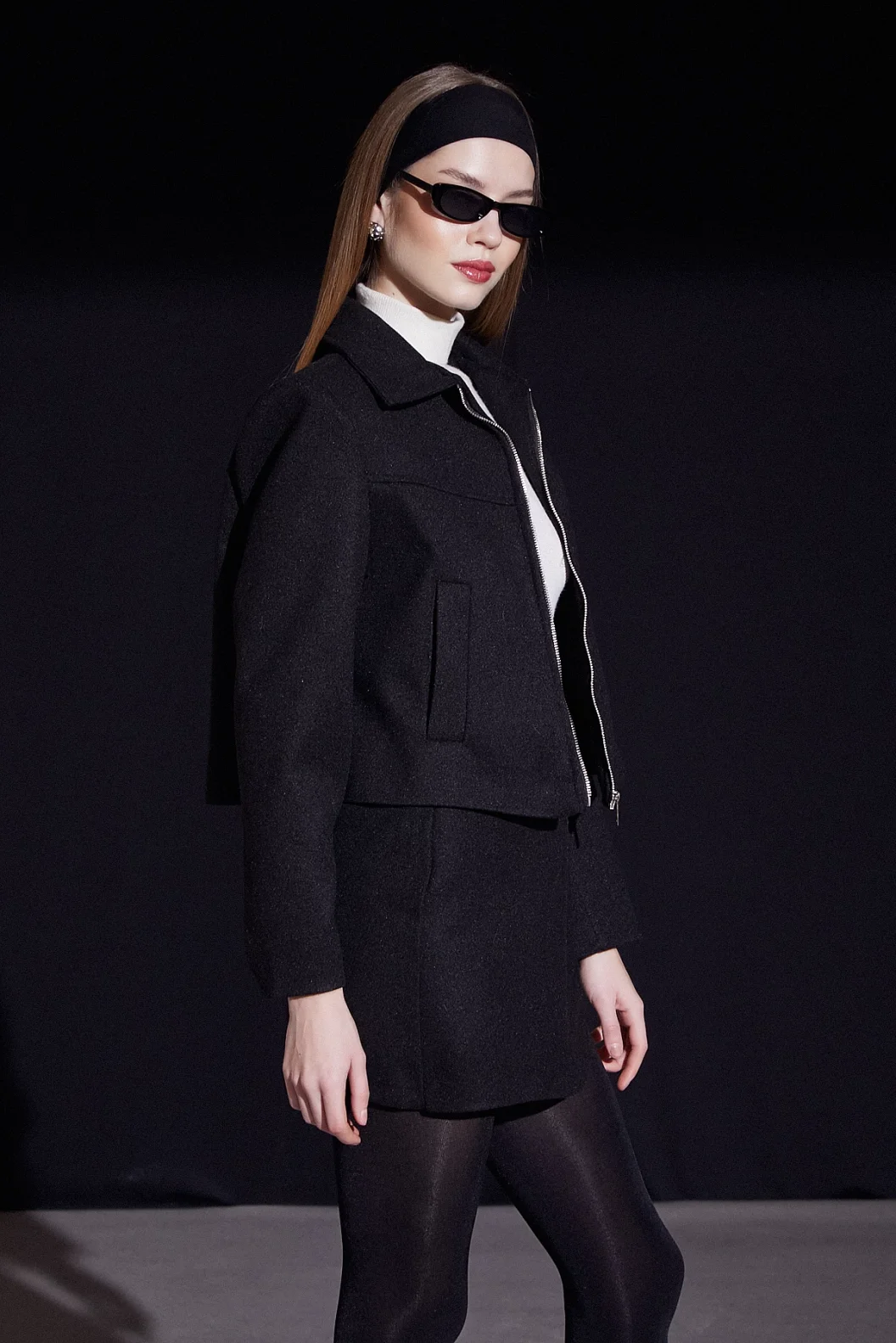 التنورة السترة ذات التصميم الأمامي العالي باللون الأسود