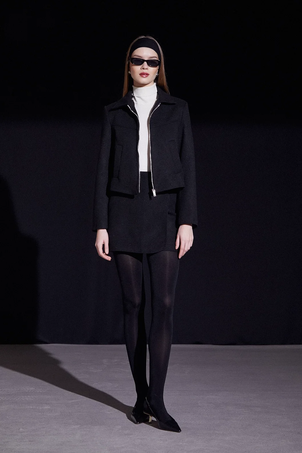 التنورة السترة ذات التصميم الأمامي العالي باللون الأسود