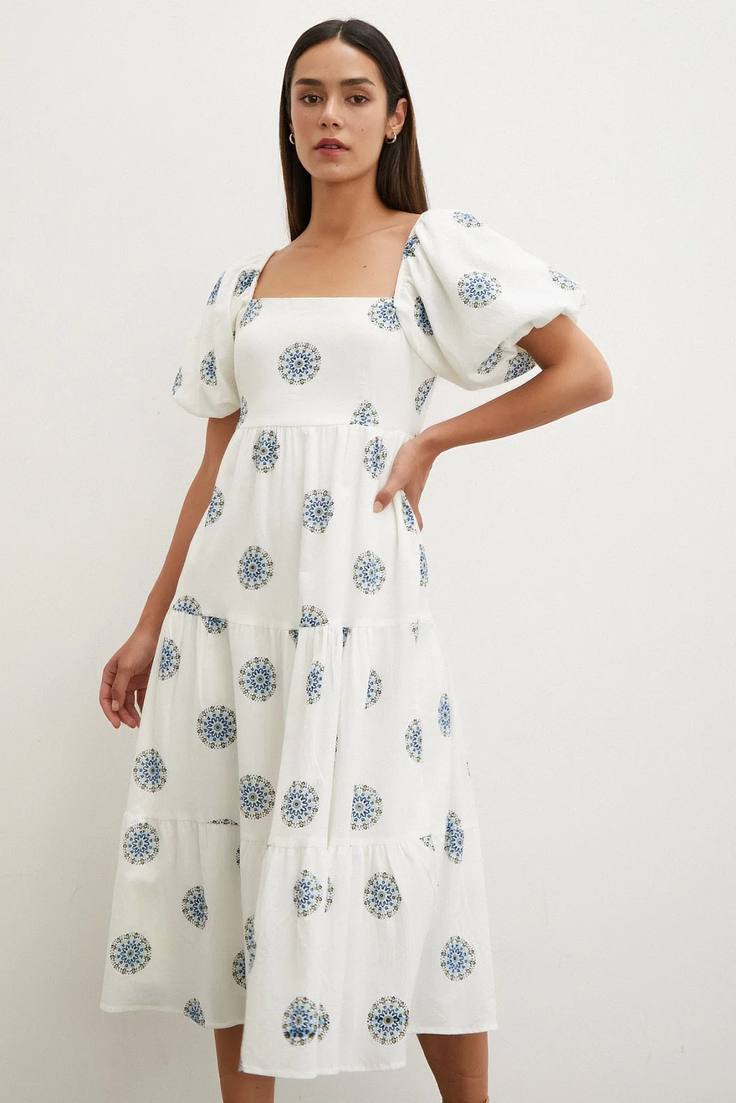 فستان كتان بأزرار على الظهر بلون أزرق