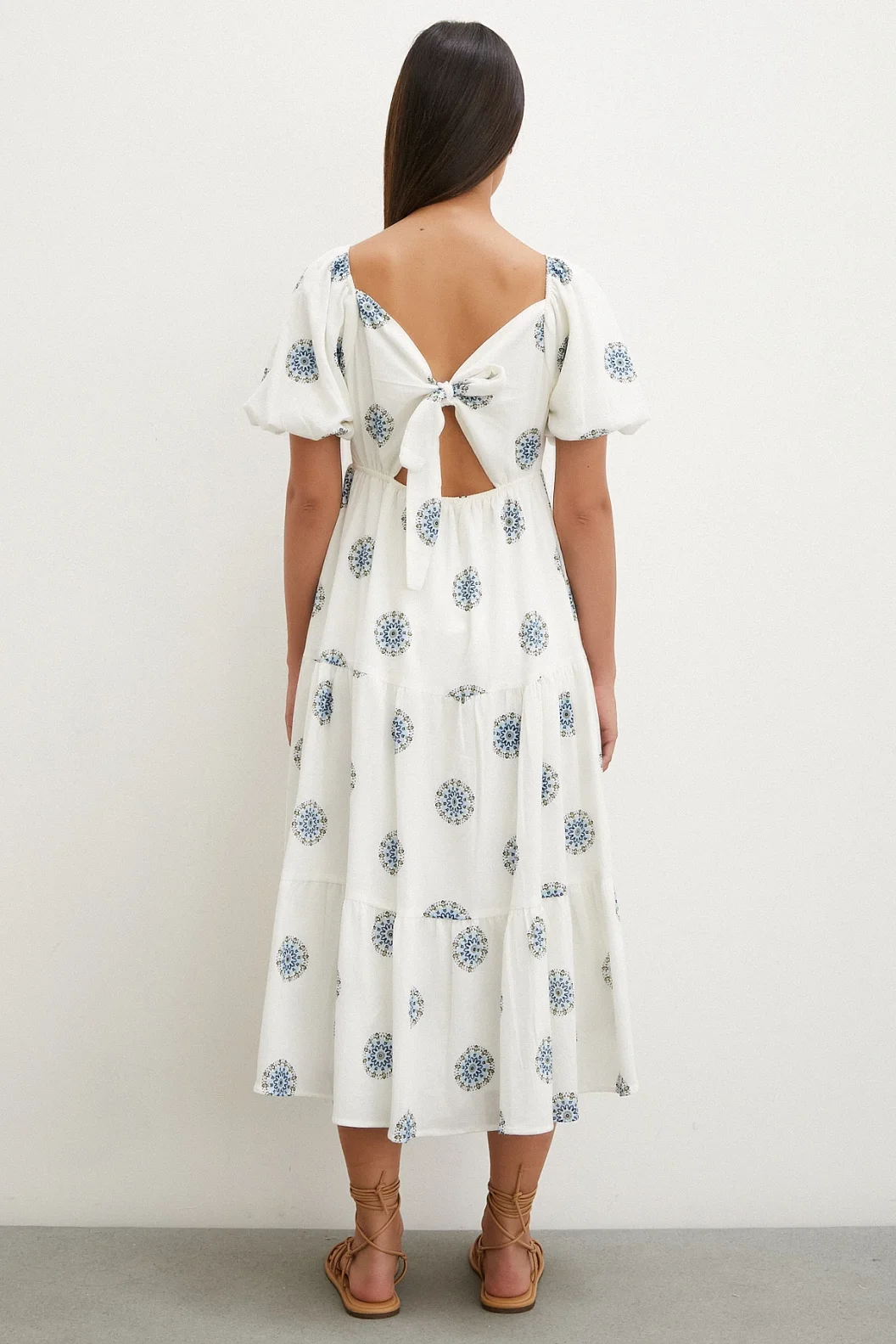 فستان كتان بأزرار على الظهر بلون أزرق