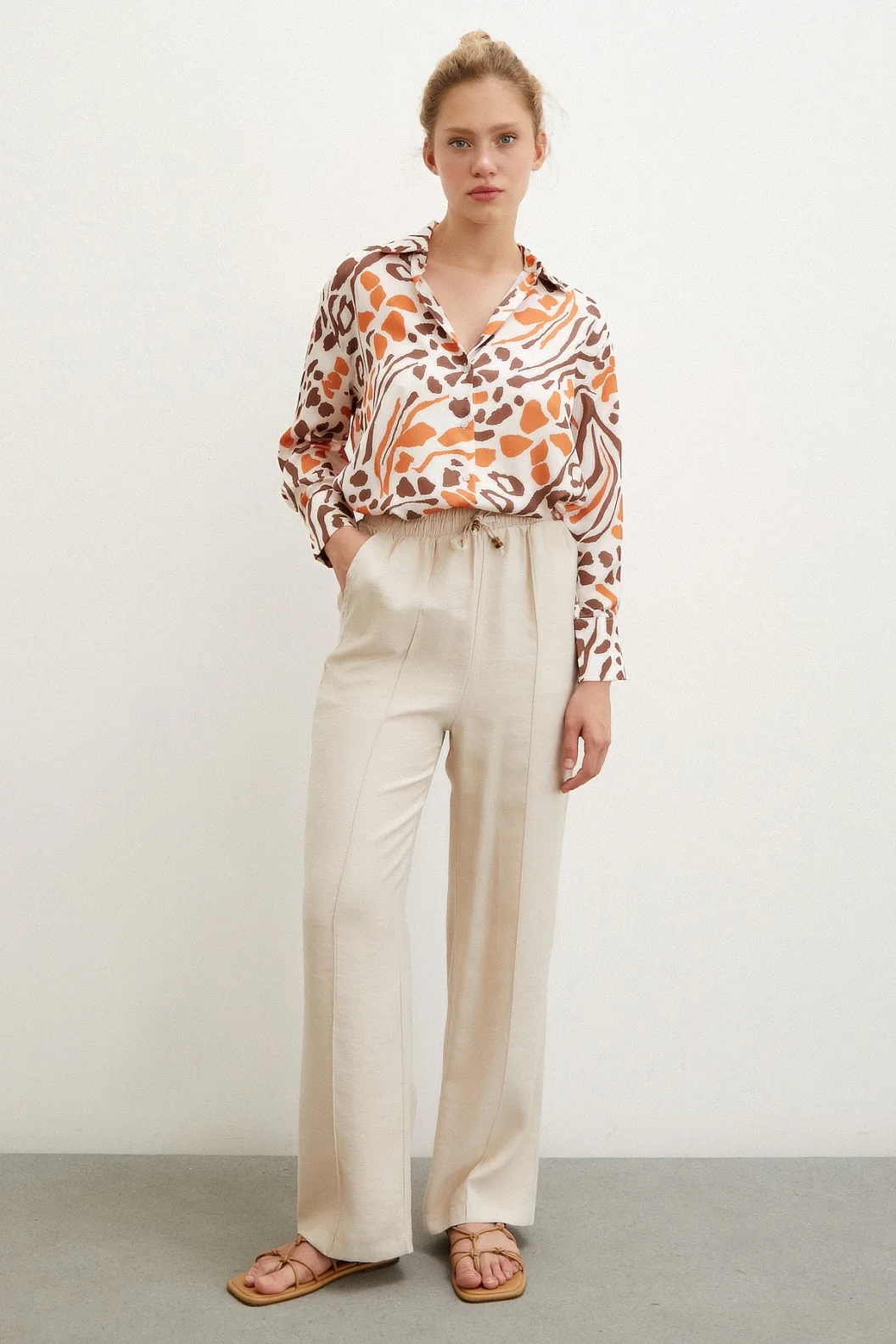 قميص بنمط ليوبار برقبة V ونمط ليوبار