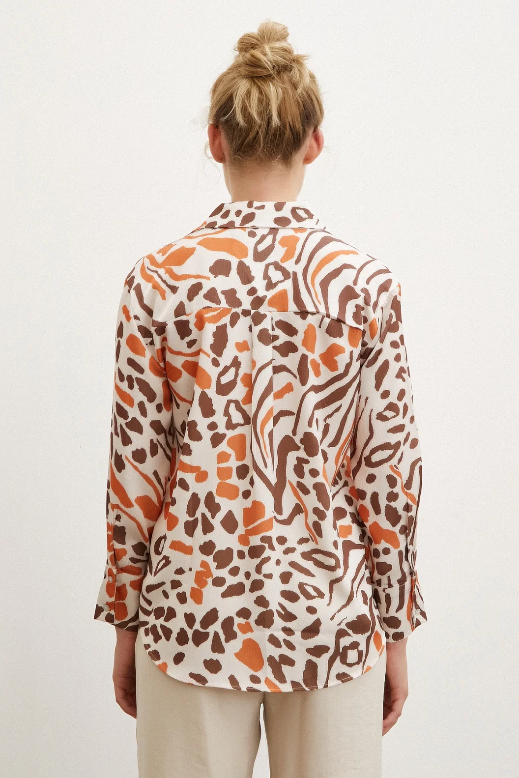 قميص بنمط ليوبار برقبة V ونمط ليوبار