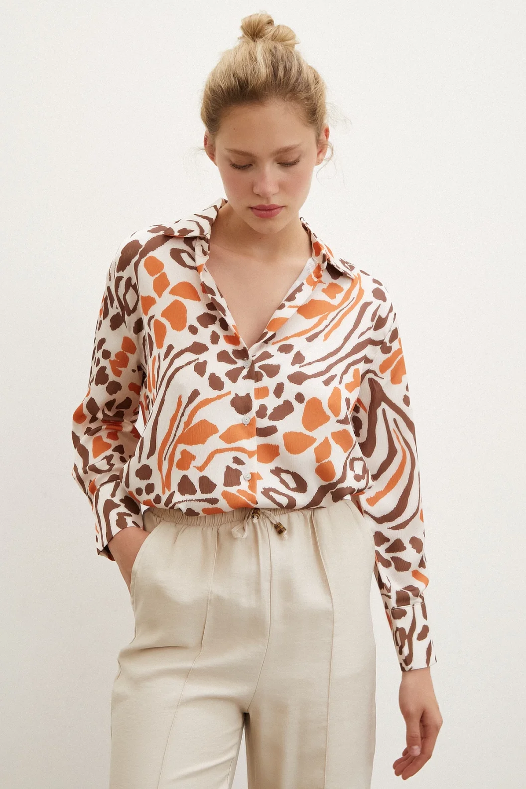 قميص بنمط ليوبار برقبة V ونمط ليوبار