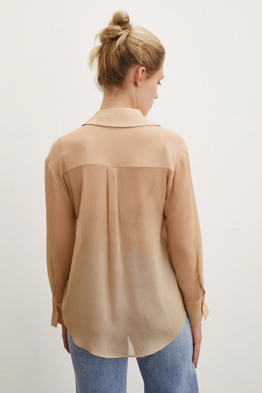 قميص تول برقبة V لون لحمي