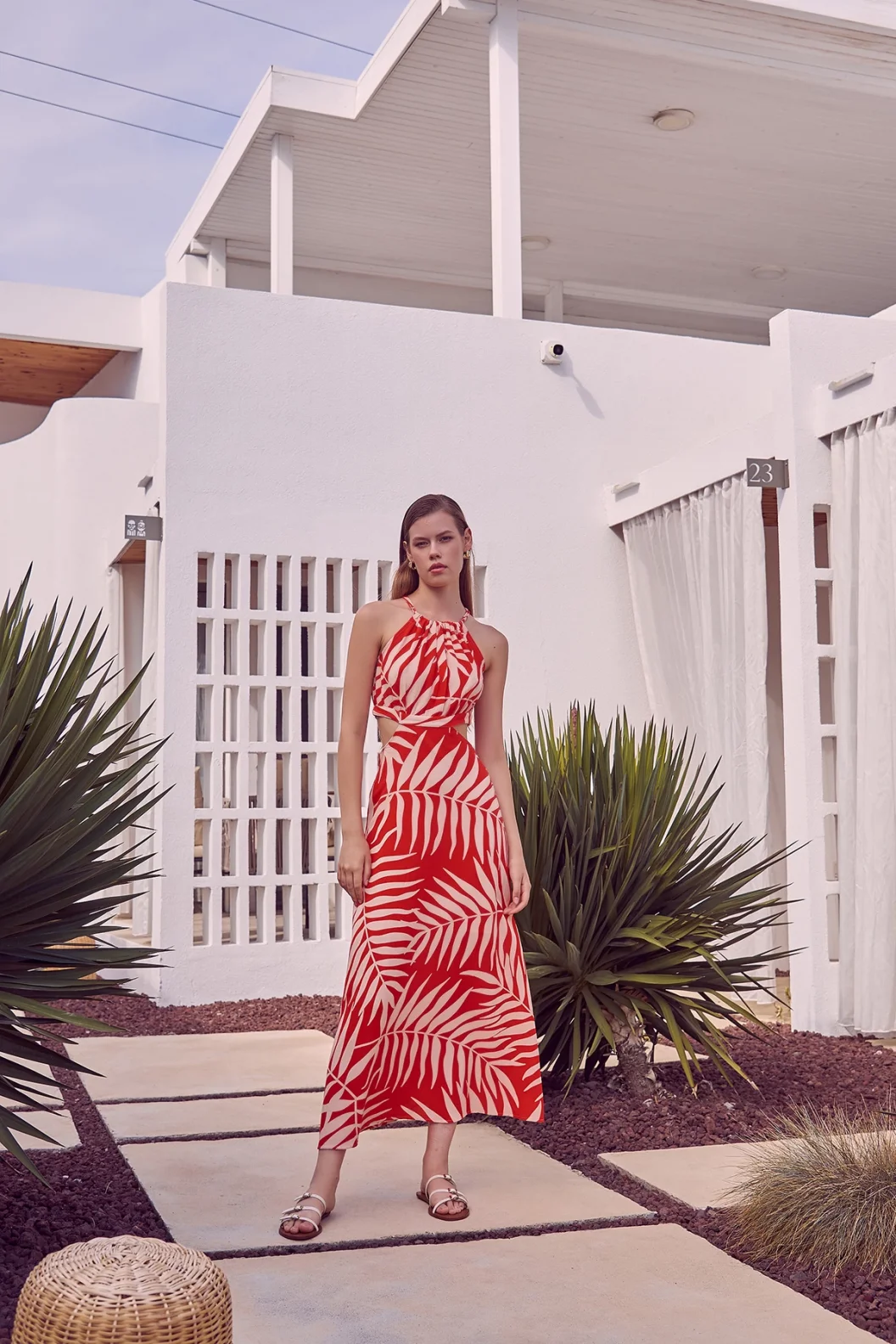 Seiten haben ein dekolletiertes trägerloses gemustertes rotes Kleid