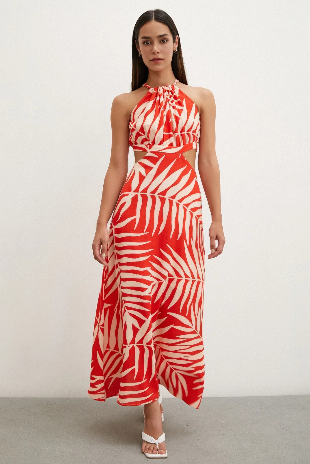 Seiten haben ein dekolletiertes trägerloses gemustertes rotes Kleid