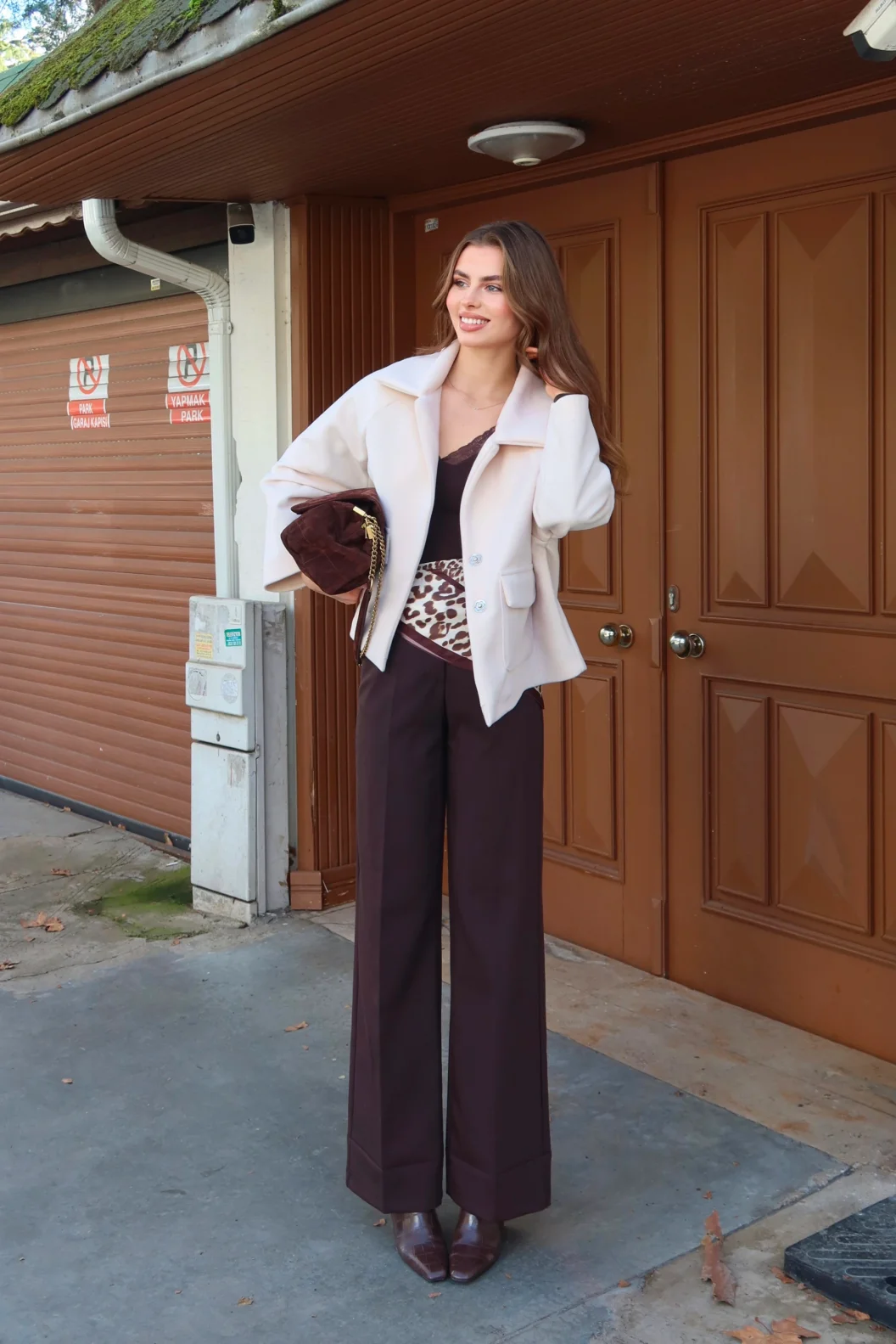 Yüksek Bel Paça Detaylı Kemerli Pantolon Kahve