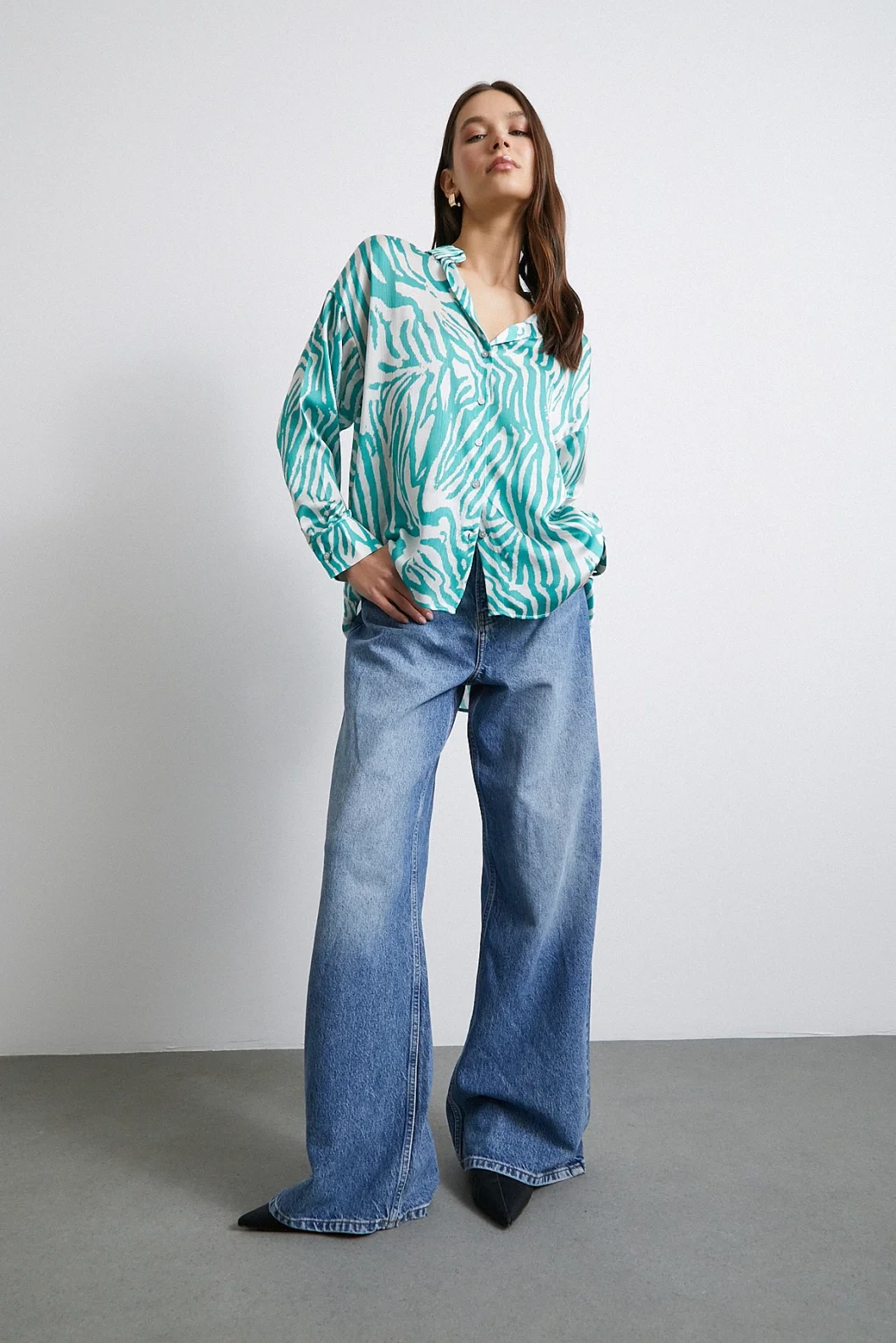 قميص حرير أخضر بياقة V بنمط زرافة