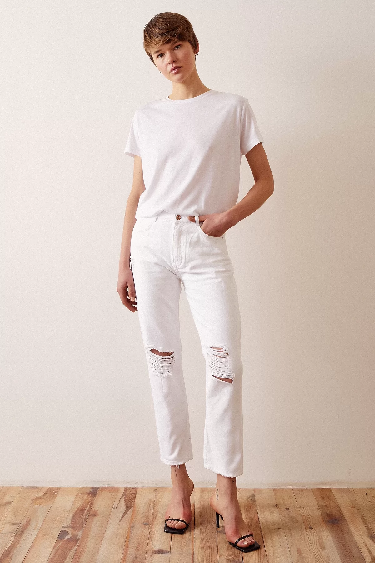 Yırtık Detaylı Beyaz Jean Beyaz