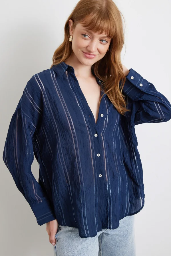 قميص شبكي مخطط لونه أزرق غامق