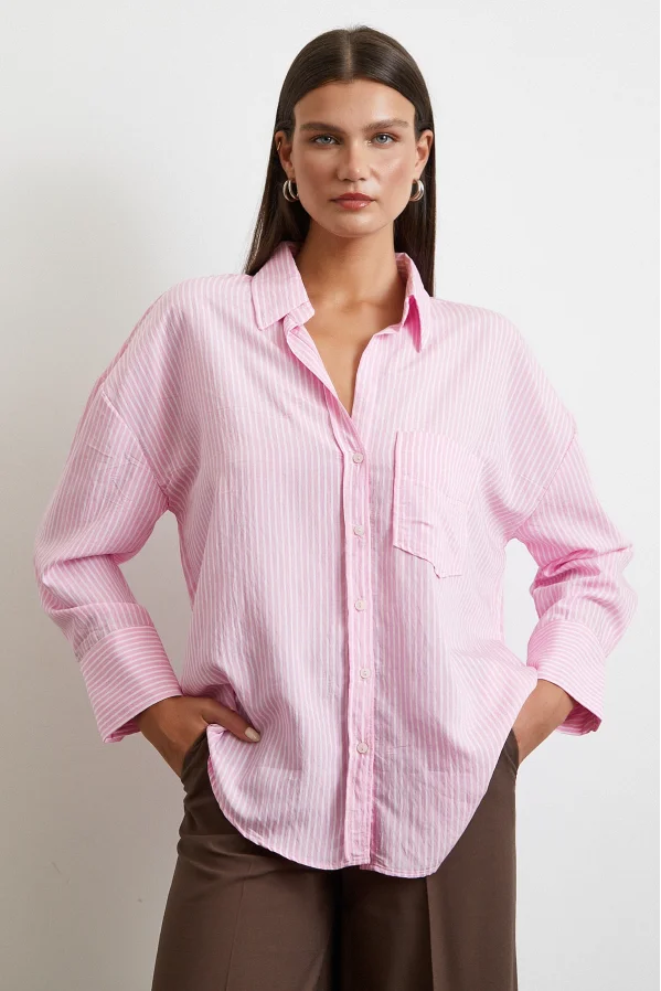 قميص فضفاض بألوان خطوط وردية