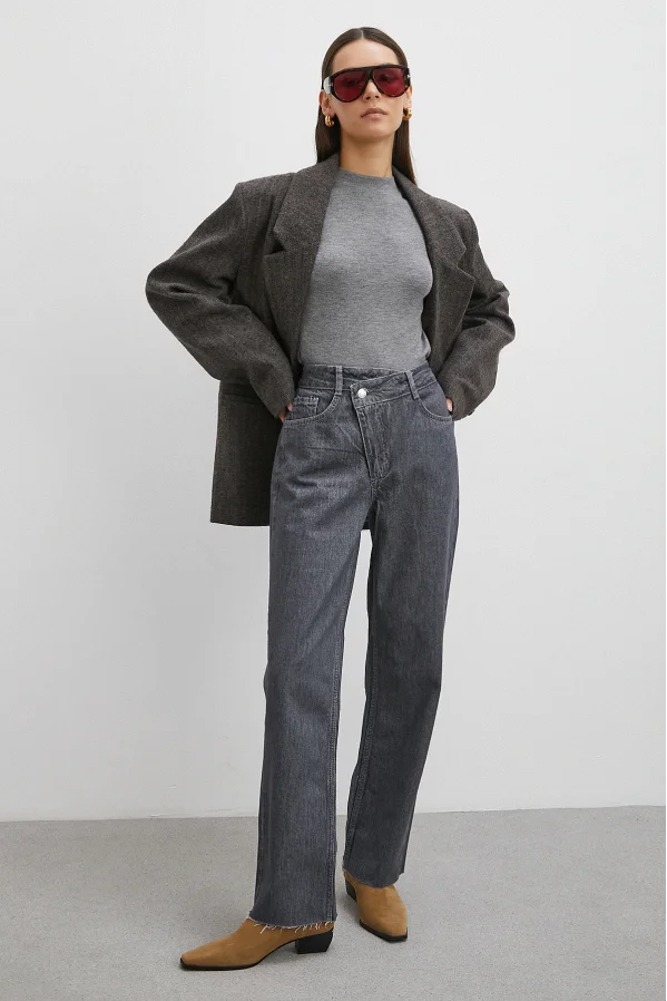 Çapraz Fermuarlı Kesik Paça Düğmeli Jean Füme