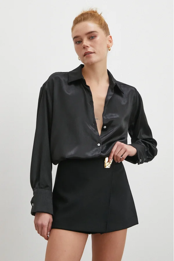 قميص ساتان كلاسيك أسود