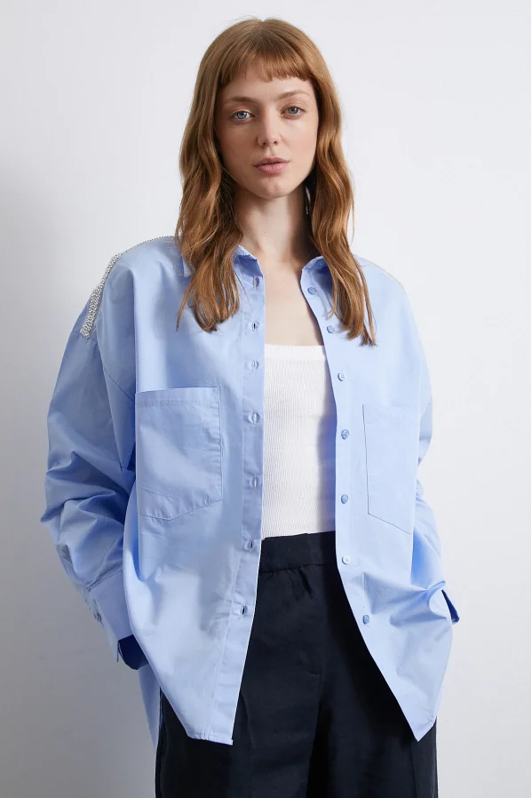 Bluse mit übergroßem Design und Perlenverzierung auf der Schulter in Blau