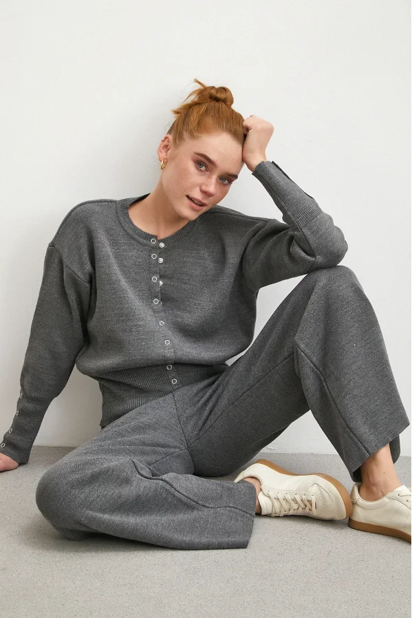 Çıtçıtlı Pantolonlu Triko Takım Antirasit