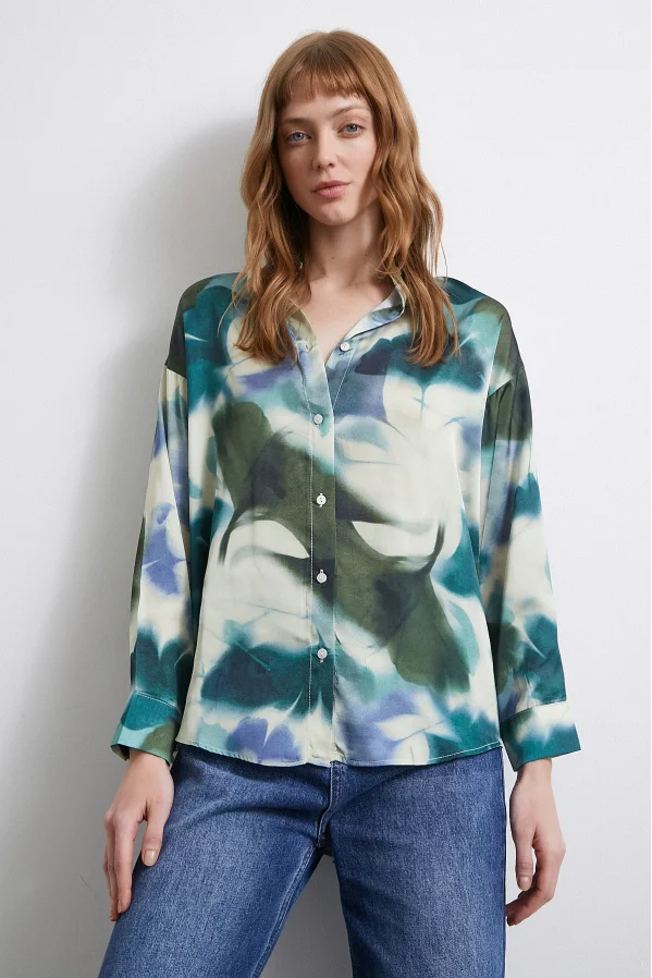 Batikmuster Satinbluse in Petrol