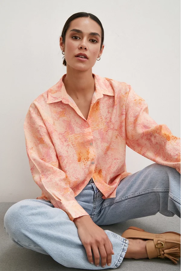 قميص بنقشة قطرات وردية