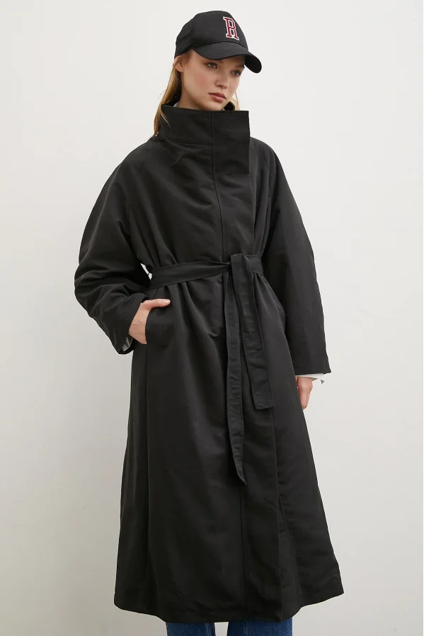 Schwarzer Trenchcoat mit Taschen