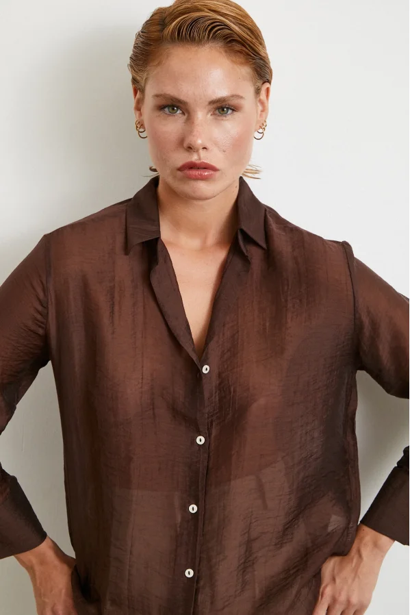 قميص ياقة الرقبة البني اللون الأساسي