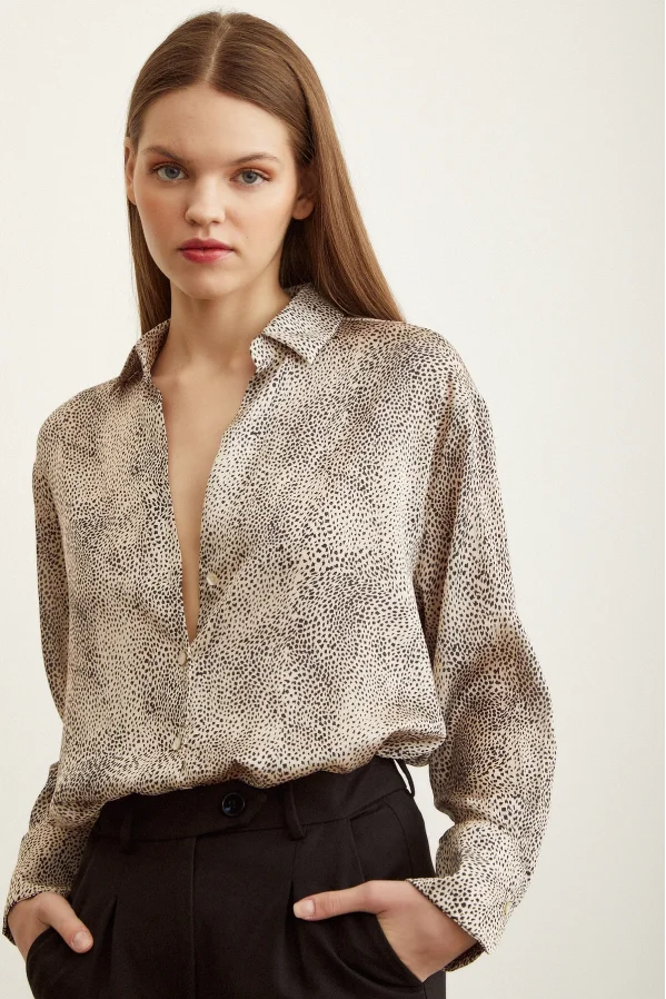 V-Ausschnitt gemusterte Satinbluse Stone