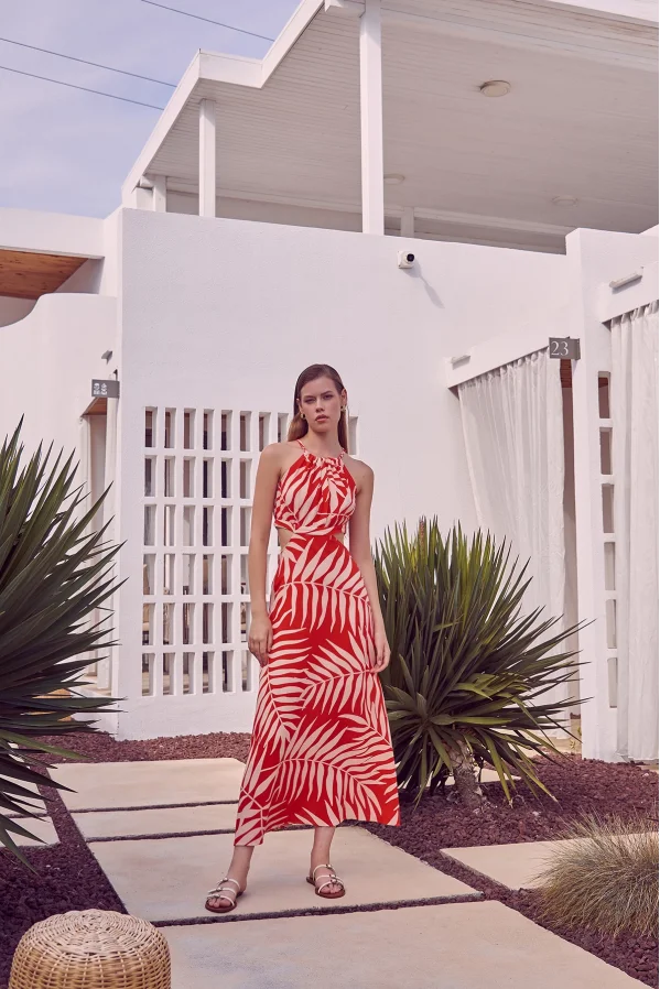 Seiten haben ein dekolletiertes trägerloses gemustertes rotes Kleid