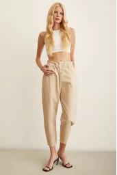 Elastischer Bund mit Knopfleiste Geschlossene Boyfriend-Jeans in Beige