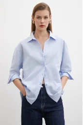 قميص أزرق فاتح مع فجوة للذراع للفقراء