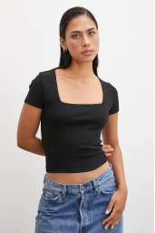 قميص تي شيرت بياقة مربعة أسود