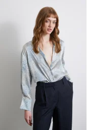 V-Ausschnitt gemusterte Satinbluse in Blau