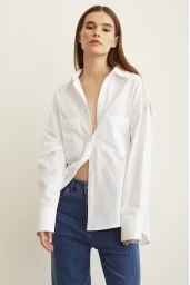 Schlichtes Oversize-Shirt mit Perlen-Detail auf der Schulter in Weiß