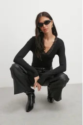 Yakası Dantelli Bluz Siyah